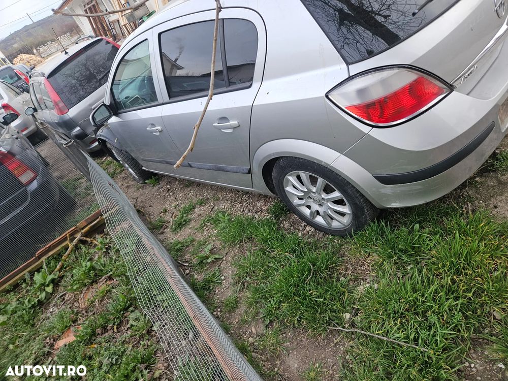 Dezmembrez opel astra h - 2