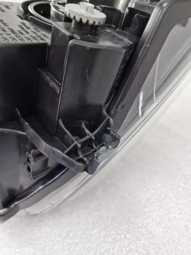 TOYOTA YARIS III 3 LIFT 17- PRAWA LAMPA PRZEDNIA PRZÓD SOCZEWKA , NR AUKCJI LA396 - 14