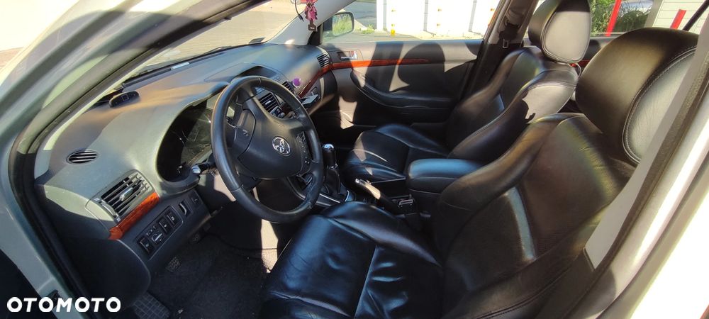 Toyota Avensis 2.0 VVT-i High - 24