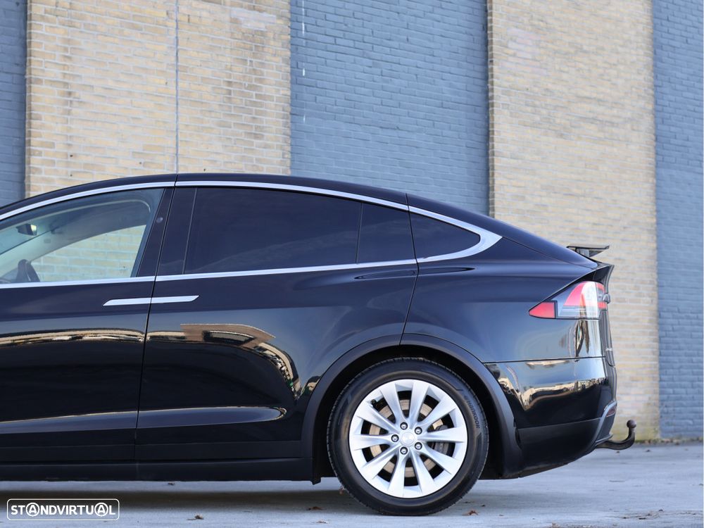 Tesla Model X 90D - 25