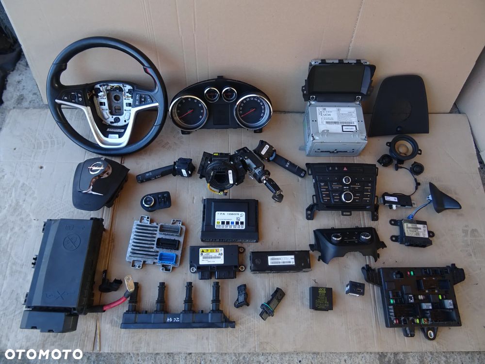 MODUŁ NADWOZIA SKRZYNKA BEZPIECZNIKÓW PRZÓD TW RU OPEL ZAFIRA C ASTRA J kod PIN - 10