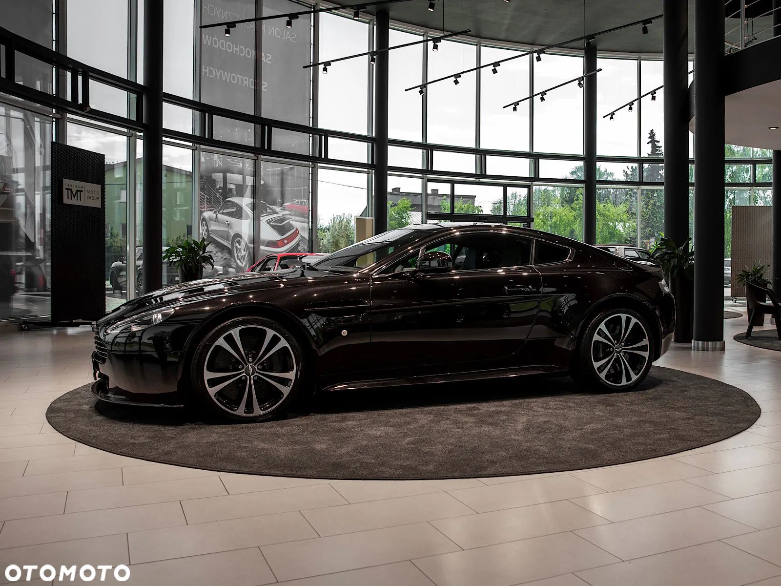 Aston Martin V12 Vantage - 1