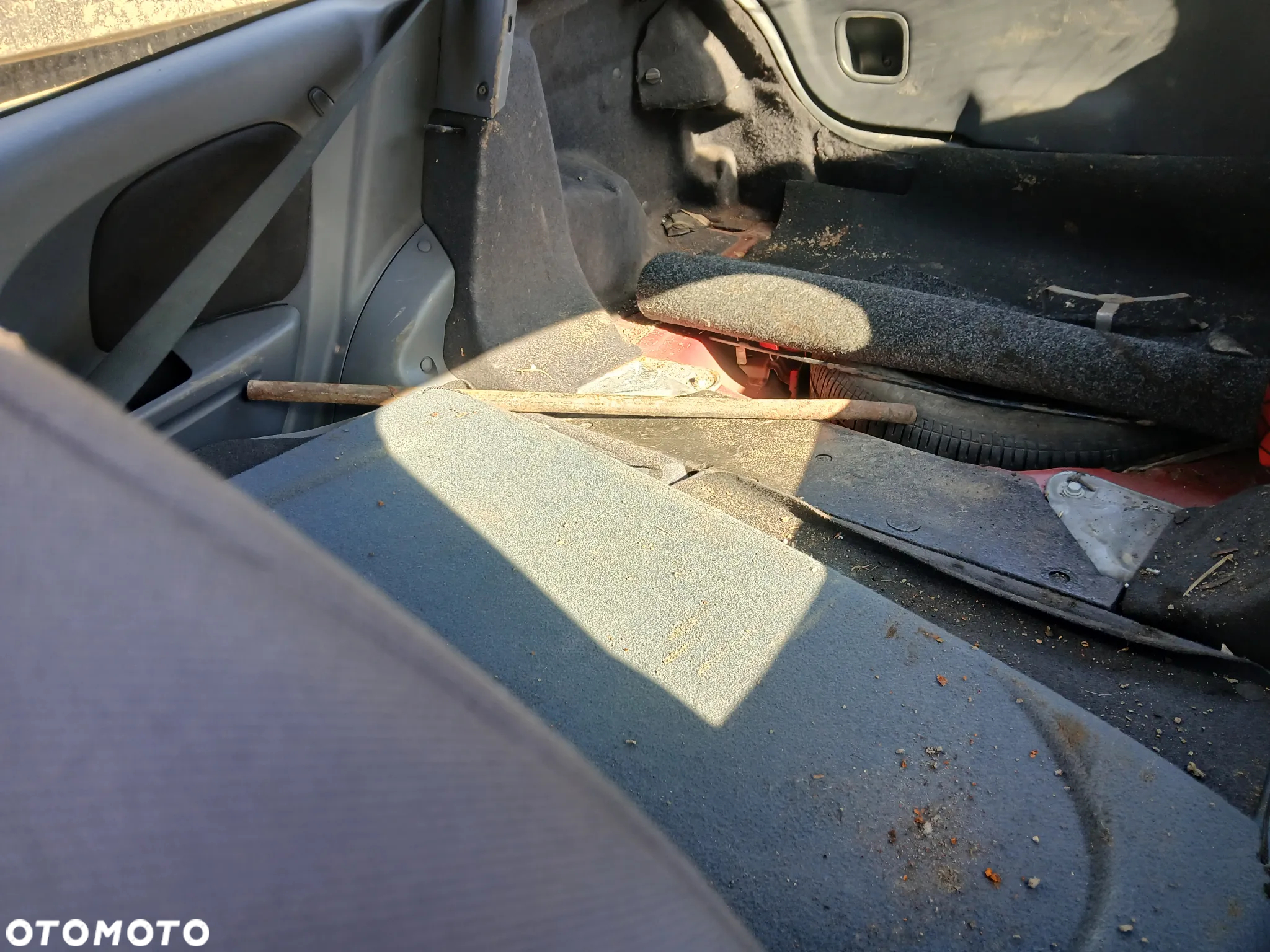 nissan almera N16 fotel fotele kanapa deska kokpit podsufitka boczek boczki klamka podłokietnik - 5