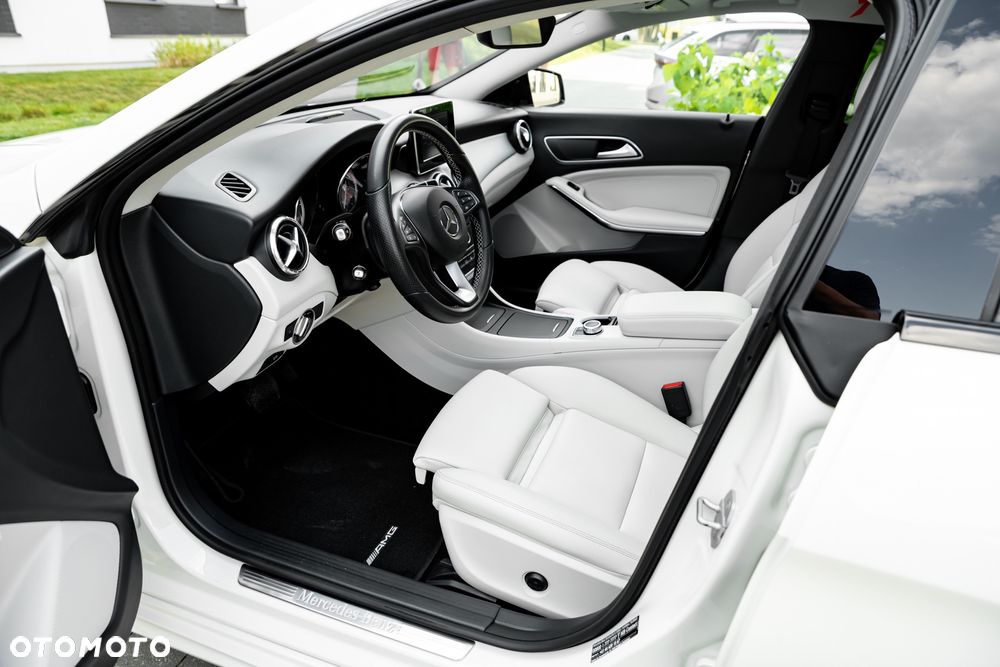 Mercedes-Benz CLA Shooting Brake 200 7G-DCT AMG Line - 19
