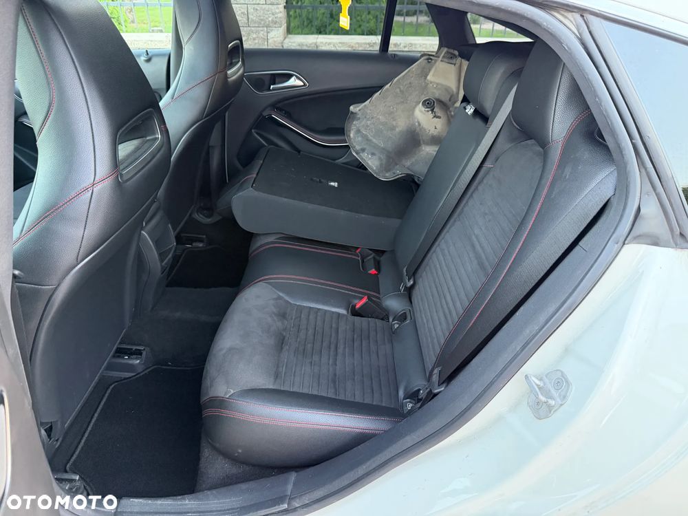 Mercedes-Benz CLA 200 d 4Matic 7G-DCT AMG Line - 23