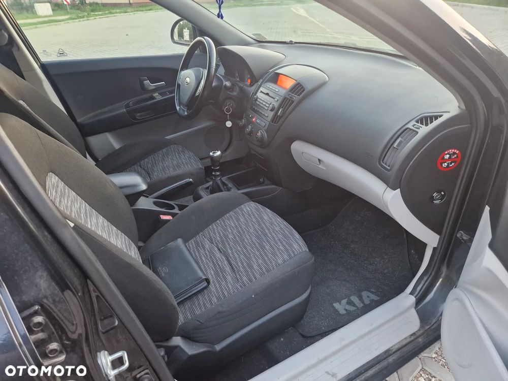 Kia Ceed - 10
