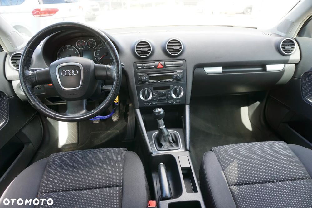 Audi A3 Sportback 1.6 FSI Ambiente - 11