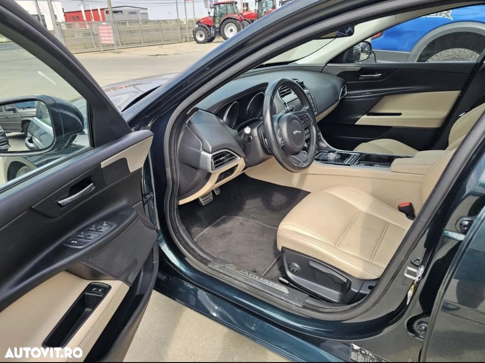 Jaguar XE 2.0 Prestige - 12