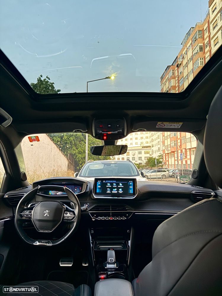 Peugeot 2008 PureTech 130 EAT8 GT Exclusive — fotografia 10