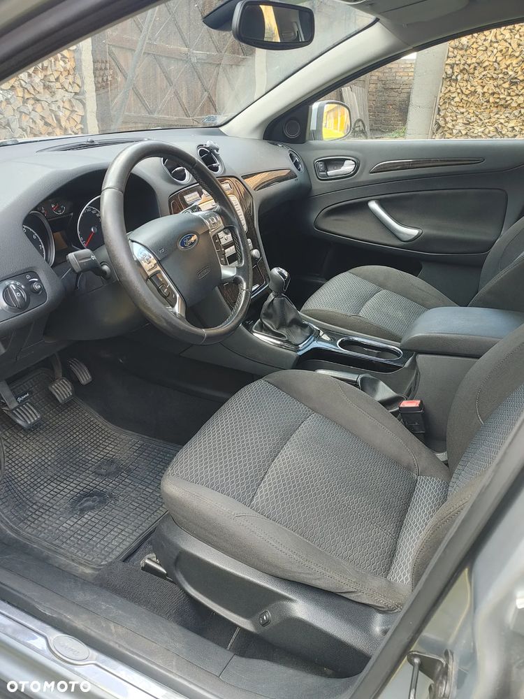 Ford Mondeo 2.0 Ghia - 11