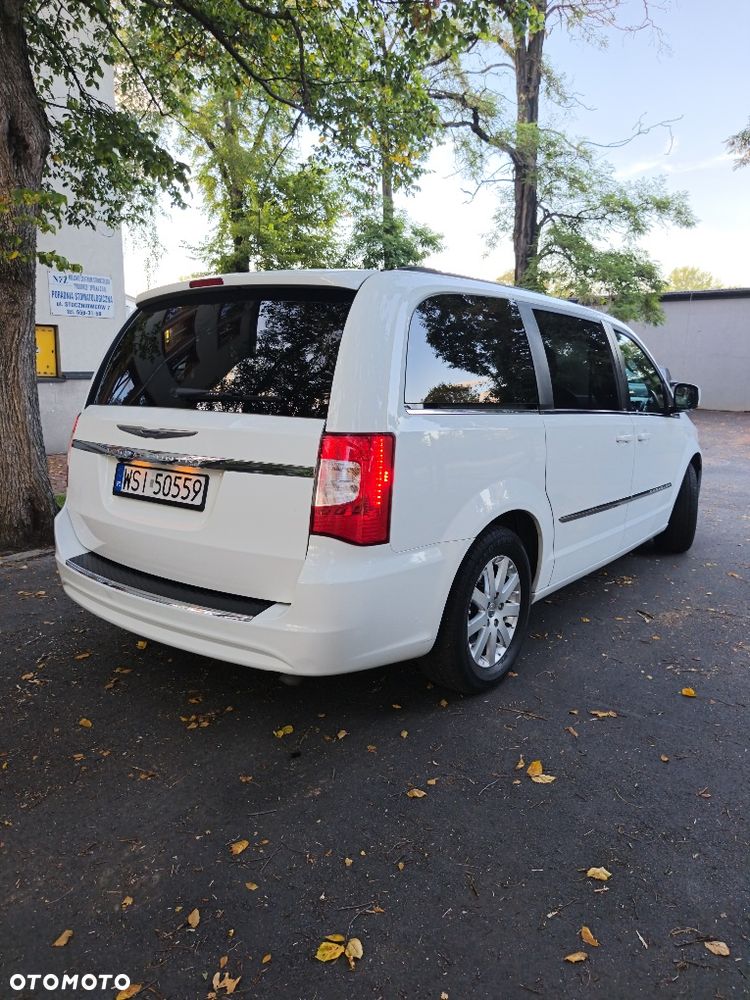 Chrysler Town & Country - 4