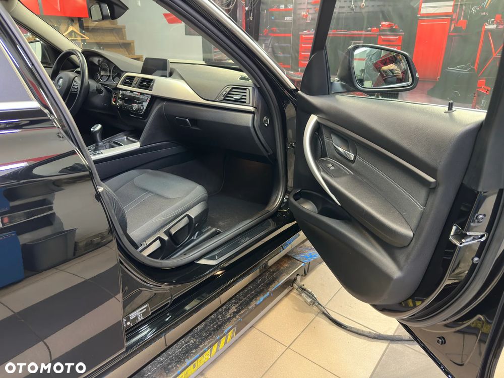 BMW Seria 3 318d Sport Line - 34