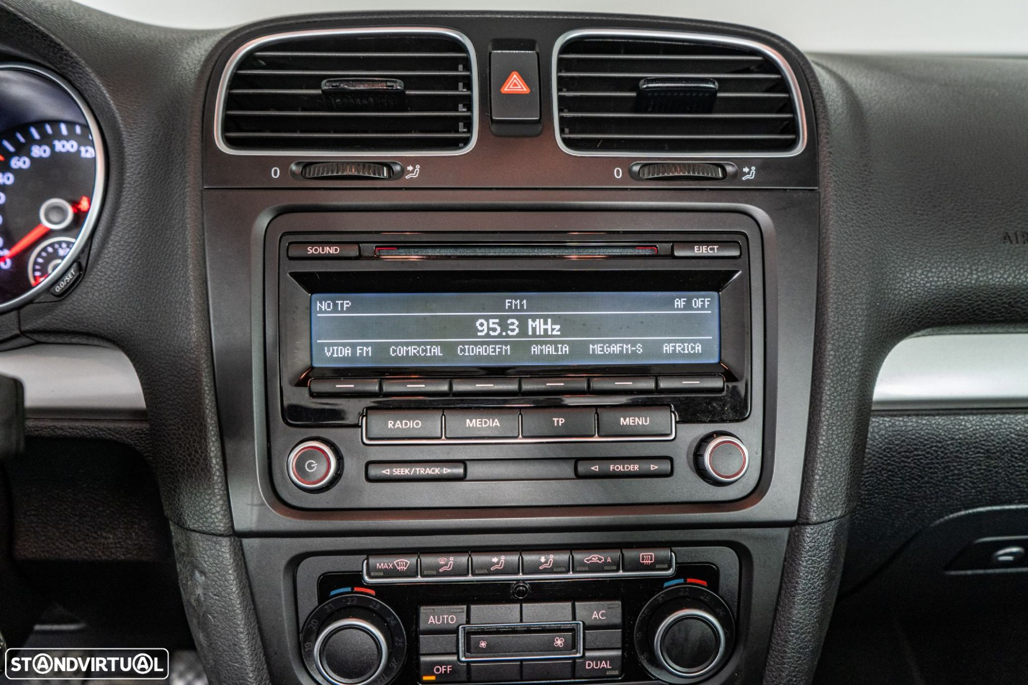 VW Golf Cabriolet 1.6 TDi BlueMotion - 26