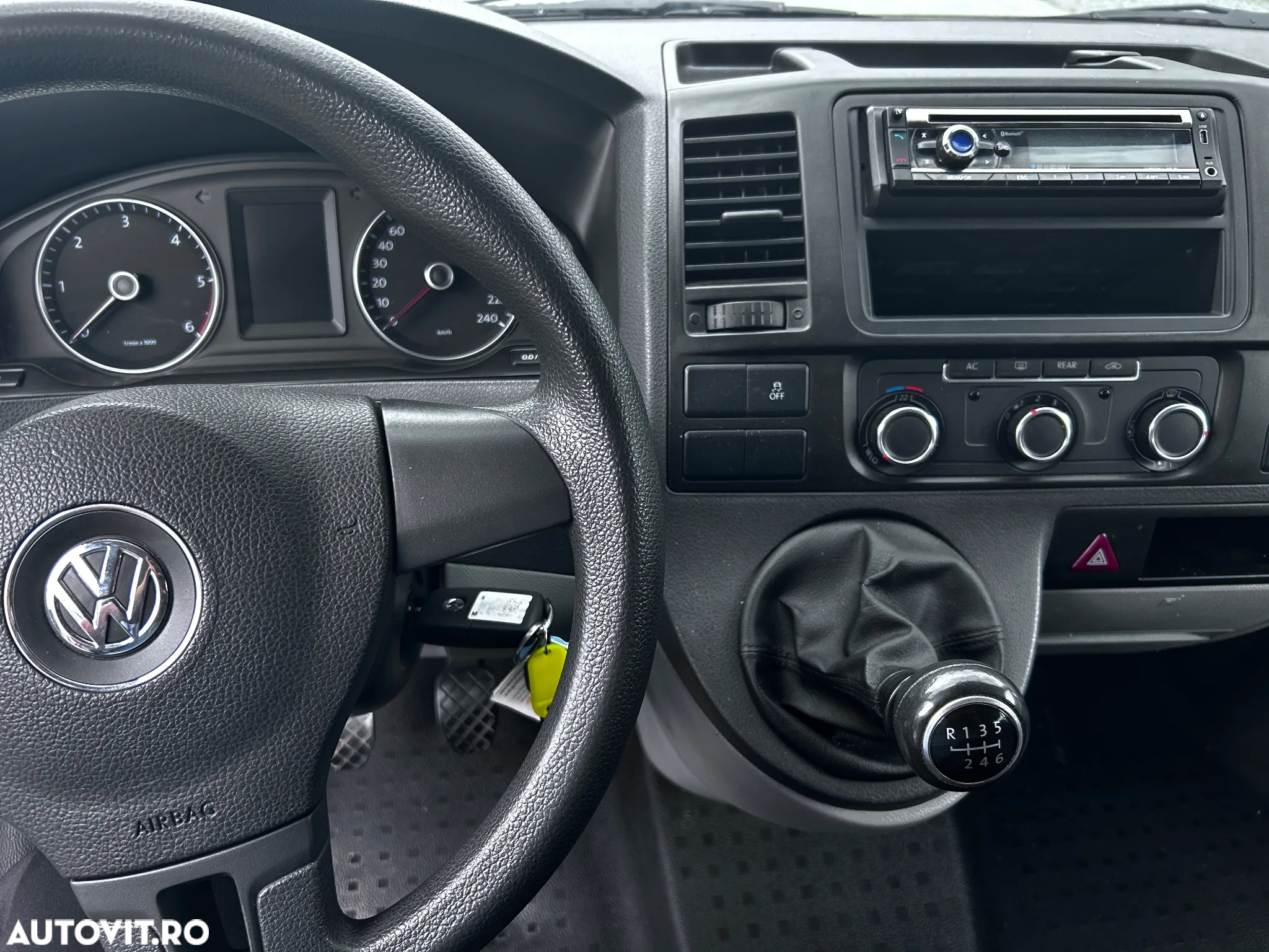 Volkswagen Caravelle - 6