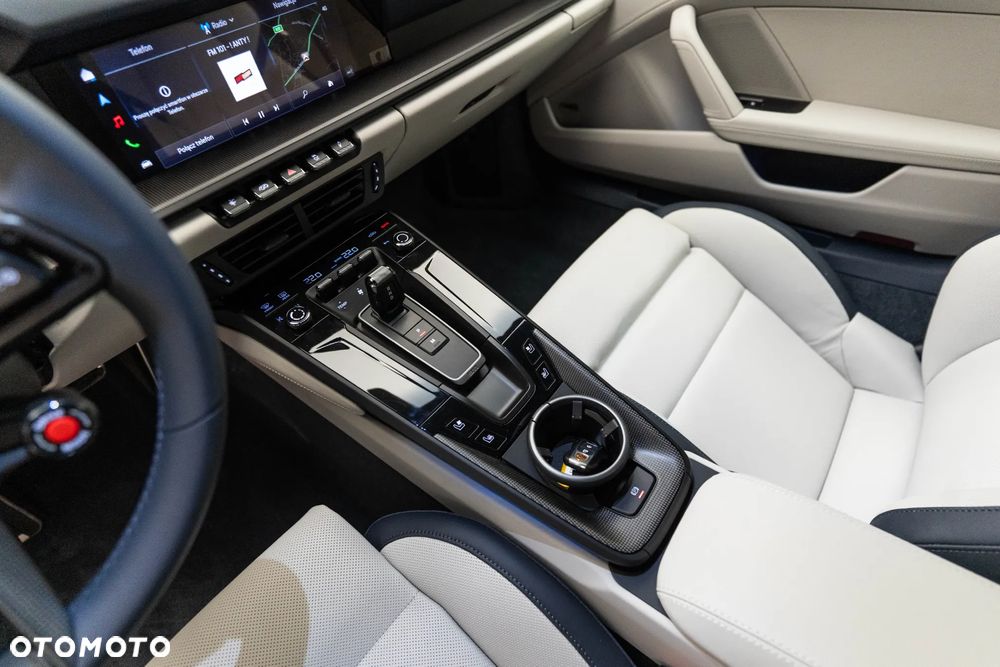 Porsche 911 Carrera 4 GTS - 18