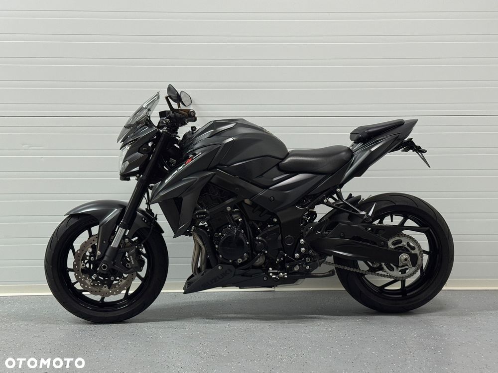 Suzuki GSX - 18