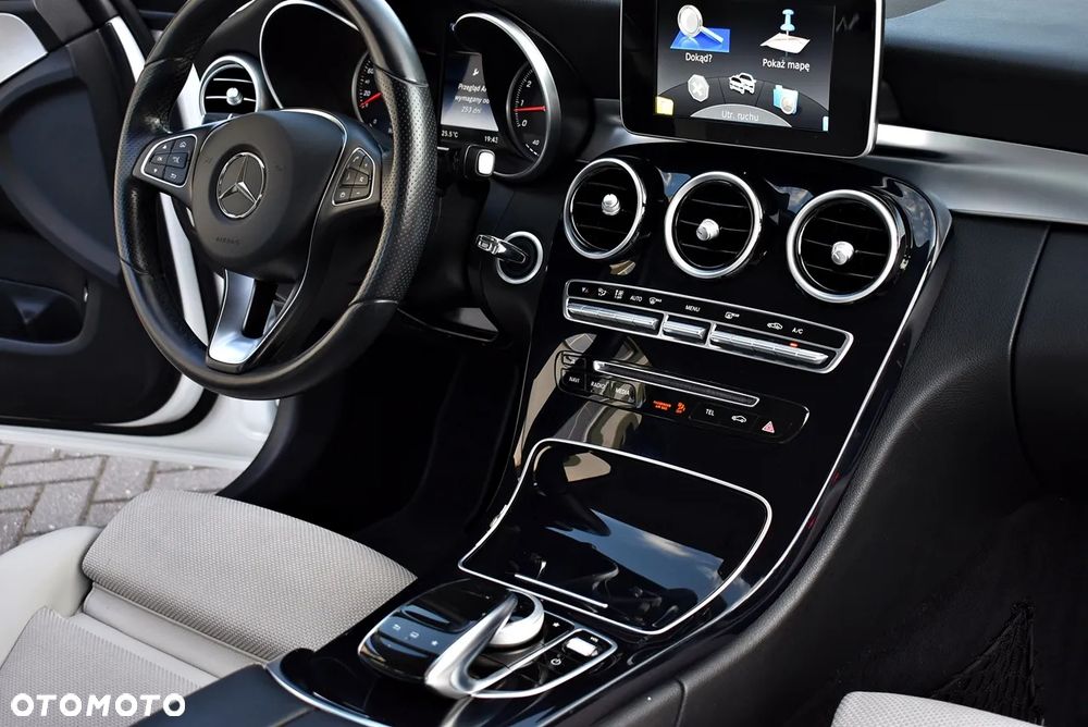 Mercedes-Benz Klasa C 180 9G-TRONIC Exclusive - 31