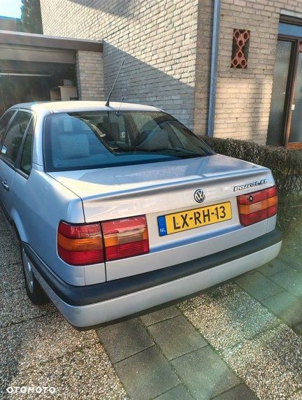 Volkswagen Passat 1.9 TD CL - 4