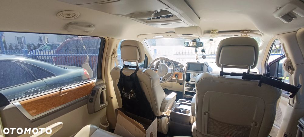 Chrysler Town & Country - 10