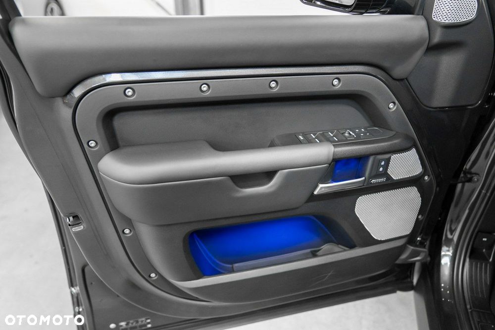 Land Rover Defender - 34