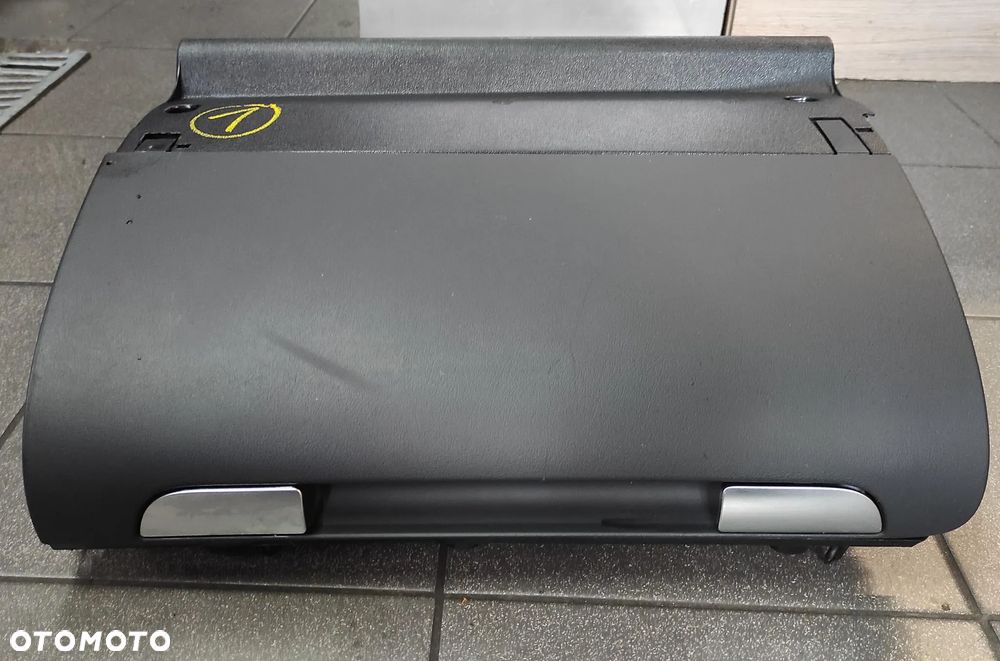 SCHOWEK PASAŻERA A3 8P CZARNY 1 - 1