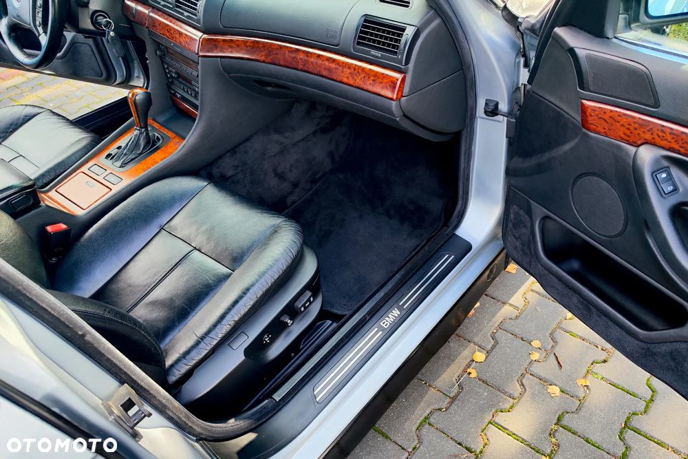 BMW Seria 7 740i V8 - 29