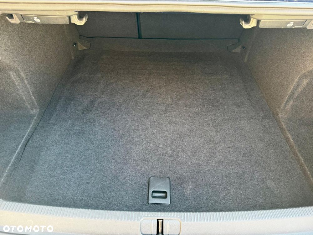 Volkswagen Passat - 12