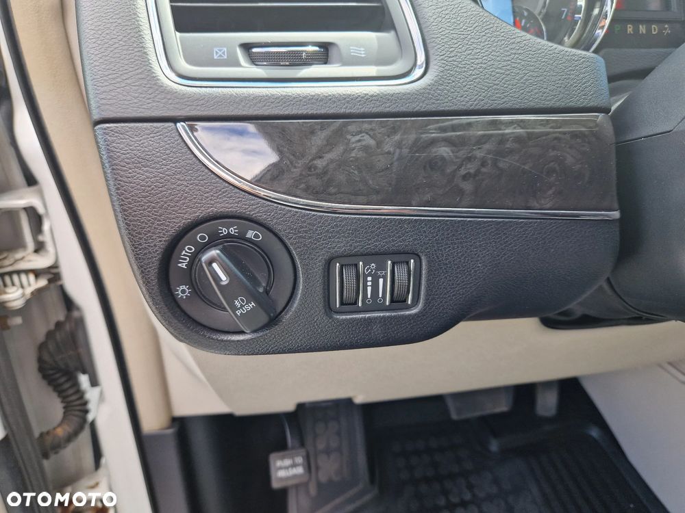 Chrysler Town & Country 3.6 Limited - 13