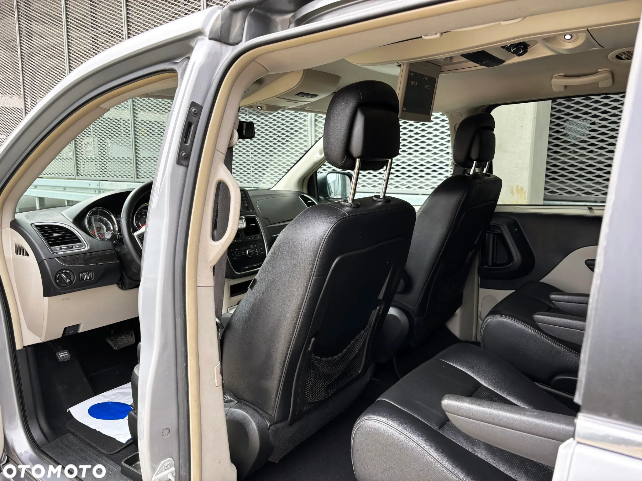 Chrysler Town & Country 3.6 Limited - 13
