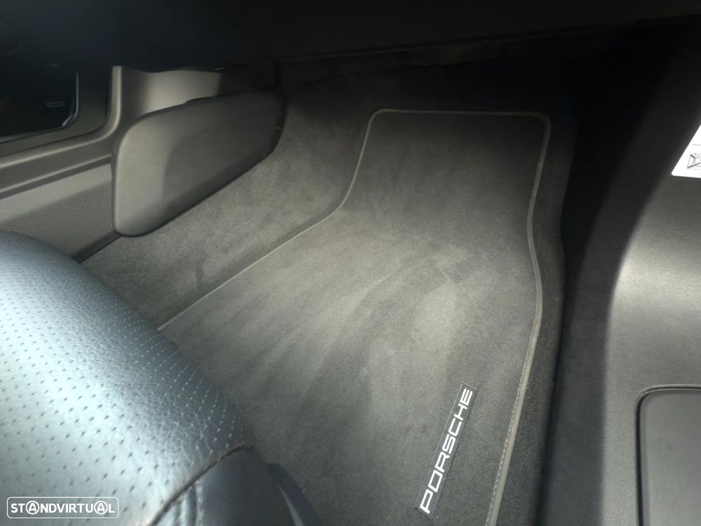 Porsche Taycan Cross Turismo 4 - 13