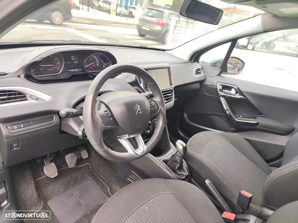 Peugeot 208 - 12