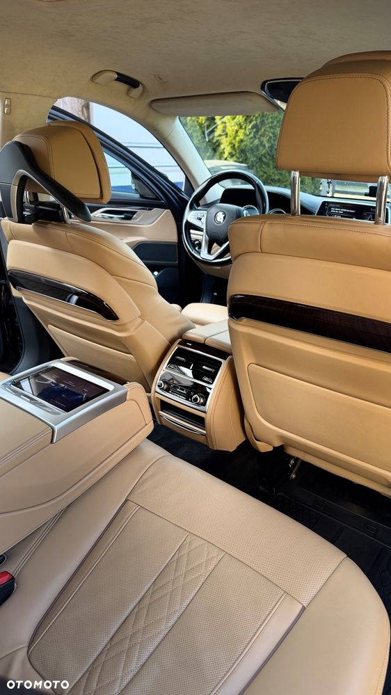 BMW Seria 7 750i xDrive - 32