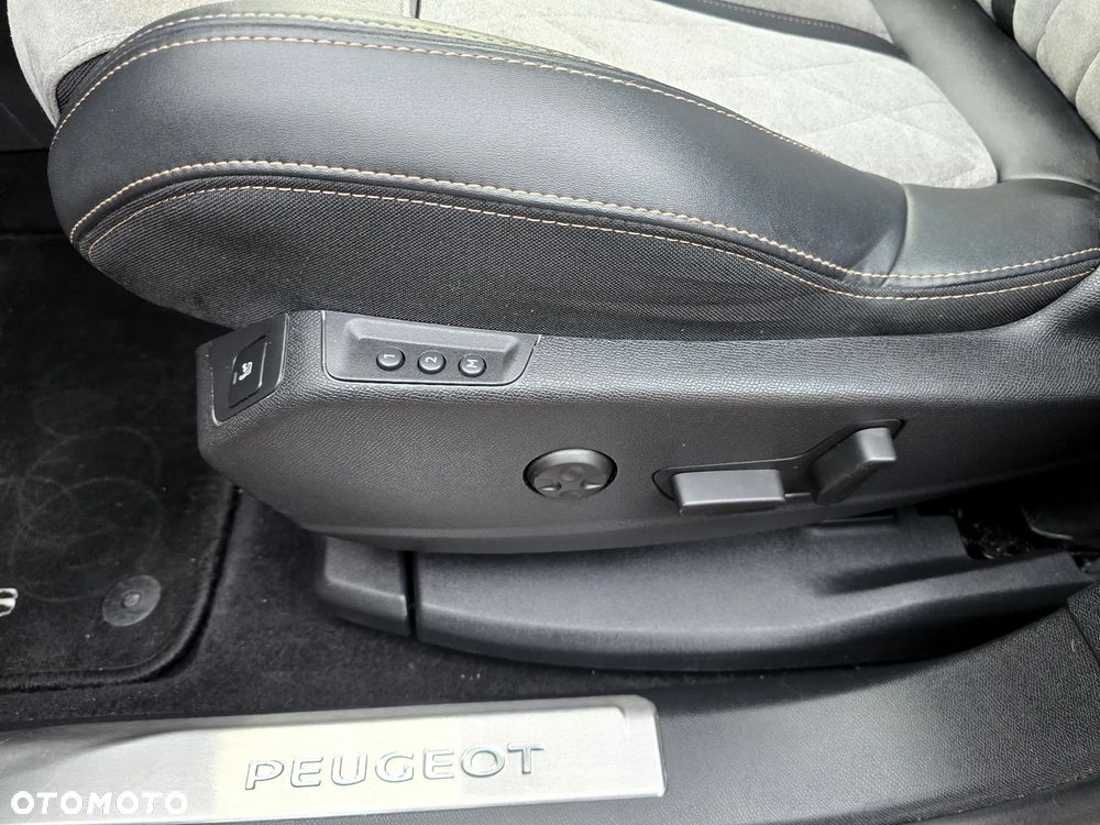 Peugeot 3008 1.6 PureTech HYbrid4 GT S&S EAT8 - 24