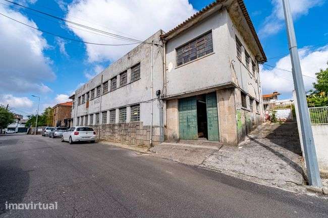 Imóvel comercial com estacionamento e serviços - Grande imagem: 5/9