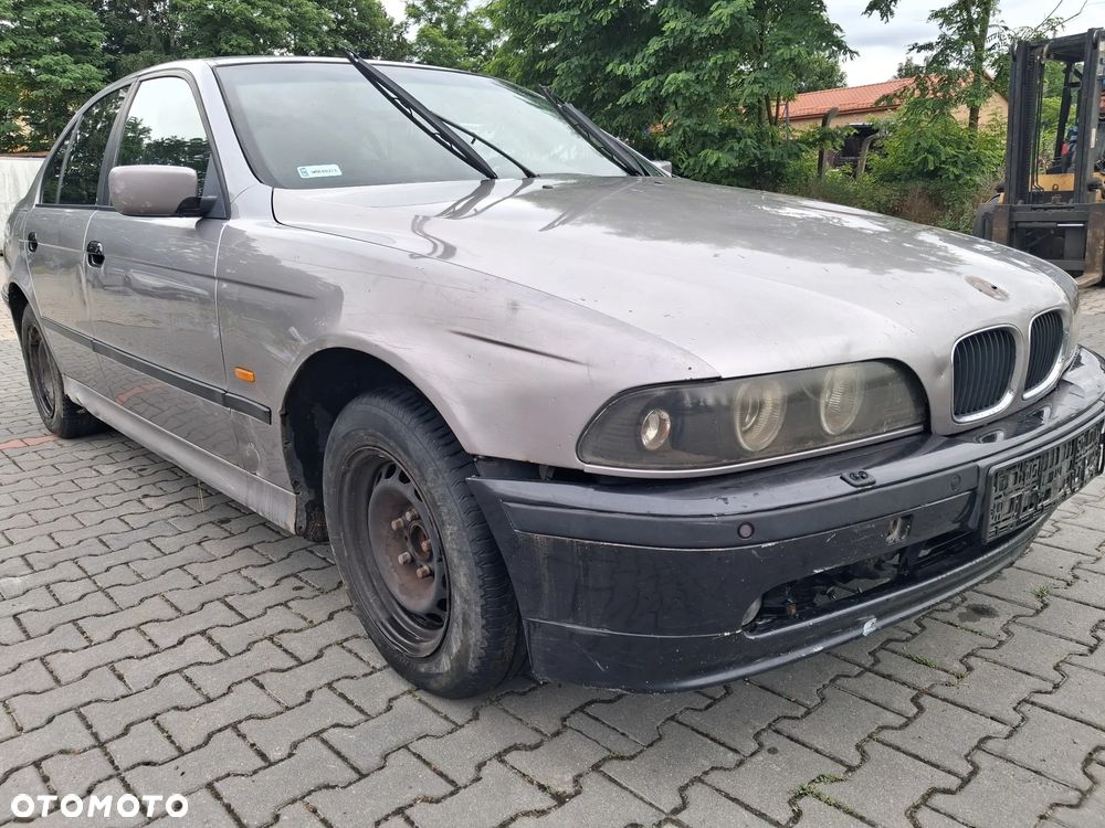 BMW 5 E39 silnik 2.5 TDS M51D25 143 KM skrzynia biegów 23001434452  S5D 2602 dyfer dyferencjał 33101428489  2,64 drzwi klapa maska zderzak błotnik Orientblau Metallic 317 alternator wtrysk przepustnica przepływomierz turbina alternator maglownica pompa wspomagania sprężarka klimatyzacji wentylator sterownik stacyjka moduł silniczek panel przewód wiązka radio konsola wyświetlacz tunel fotel fotele tapicerka skórzana skóra boczek podłokietnik szyba zwrotnica EGR chłodnica pas wzmocnienie lusterko lampa reflektor tłumik wydech halogen hak holowniczy klamka belka sanki mcperson amortyzator sprężyna felga zwrotnica blenda mikrostyk kierownica mechanizm zamek zacisk hamulcowy jarzmo klamka włącznik schowek lewarek wybierak osłona łapa poduszka zbiorniczek rura manetki kolektor pompa ABS NA CZĘŚCI wszystkie części - 10