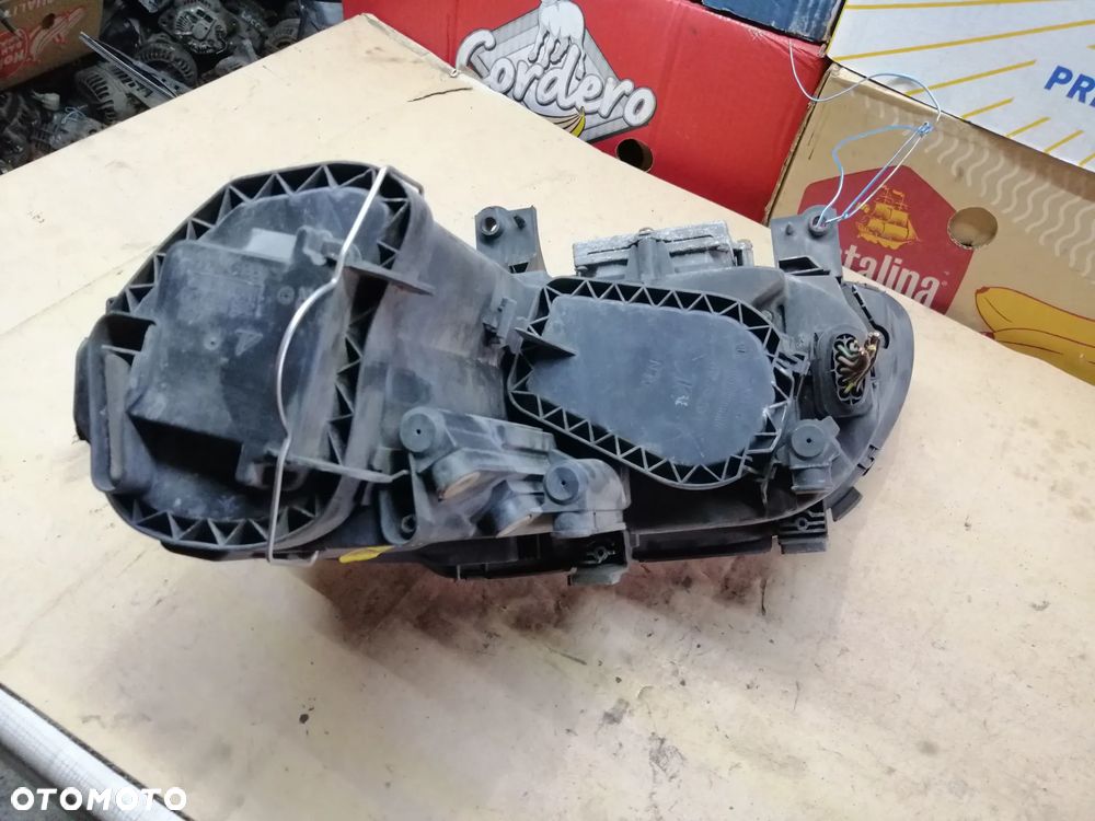 Volkswagen Touran Caddy lampy przód Xenon komplet - 23