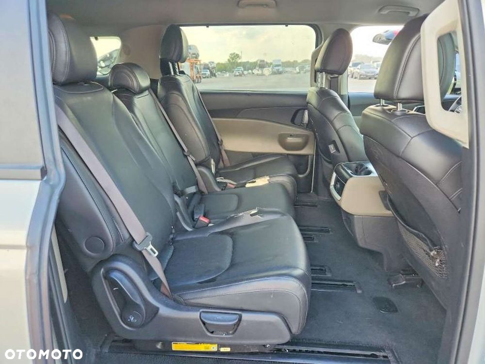 Kia Carnival - 11