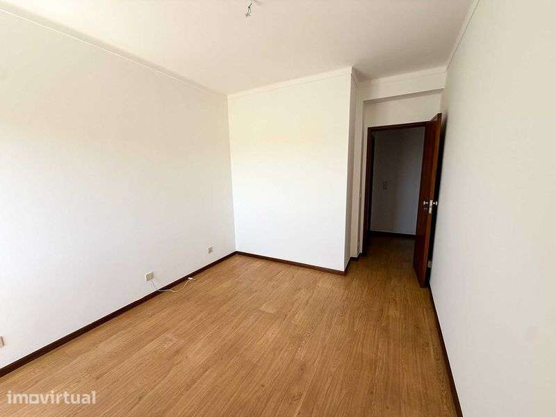 Apartamento T1 Urbanização Loreto c/ garagem fechada - Grande imagem: 2/11