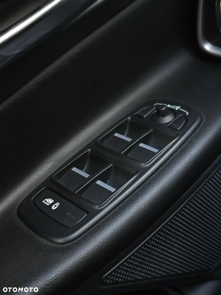 Jaguar XE 2.0 D Prestige - 32