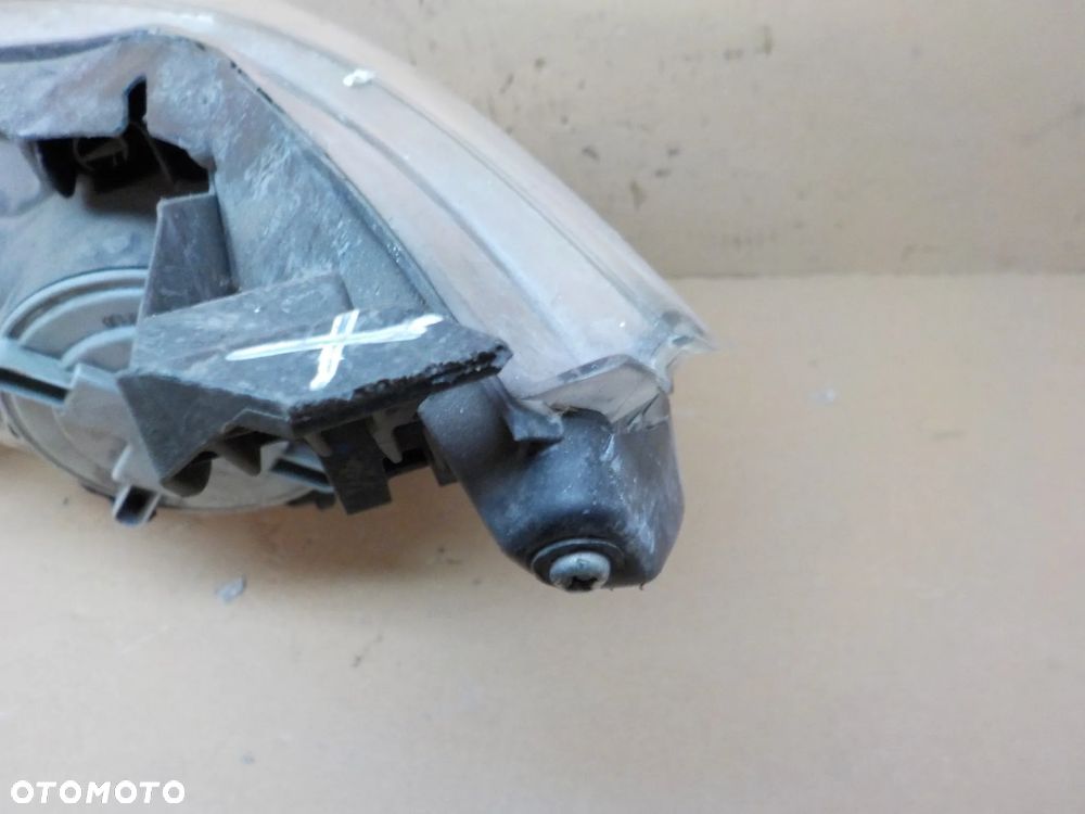 TOYOTA AVENSIS T27 LAMPA PRAWY PRZÓD UK - 4