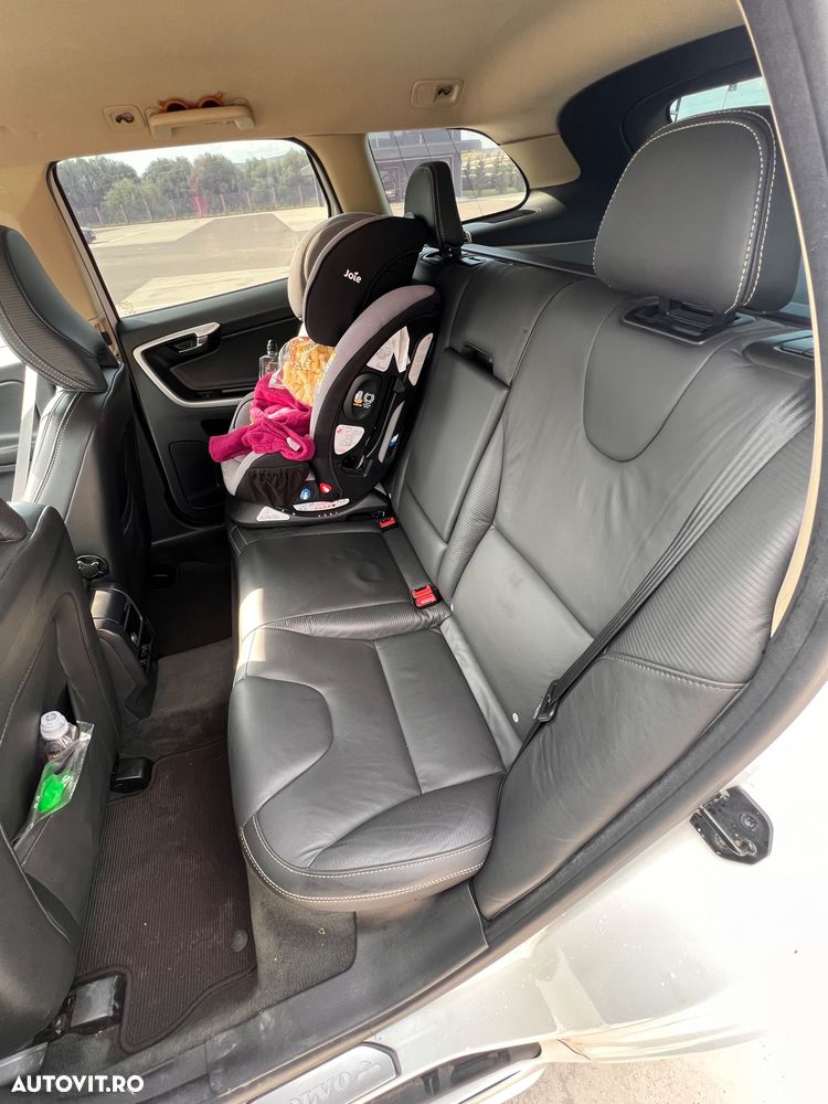 Volvo XC 60 2.4D AWD Aut. RDesign - 9