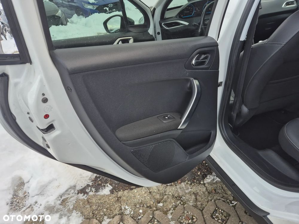 Peugeot 2008 1.6 BlueHDi Allure S&S - 23