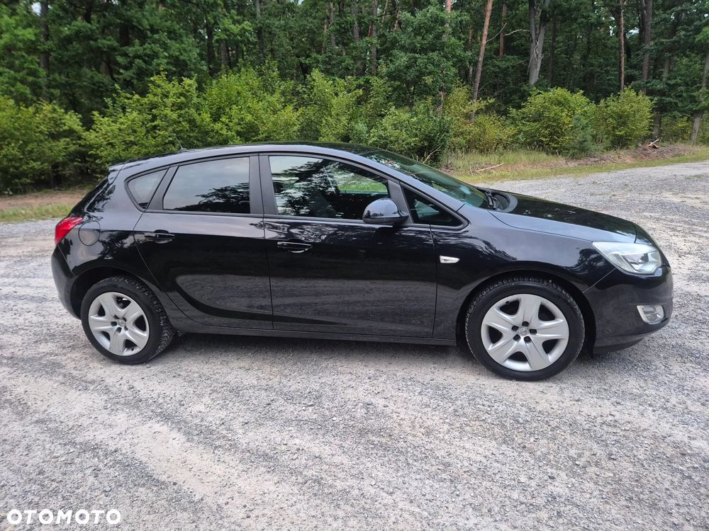 Opel Astra 2011 photo 4