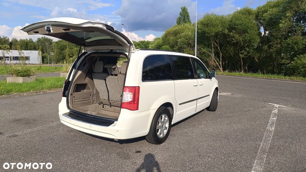 Chrysler Town & Country - 11