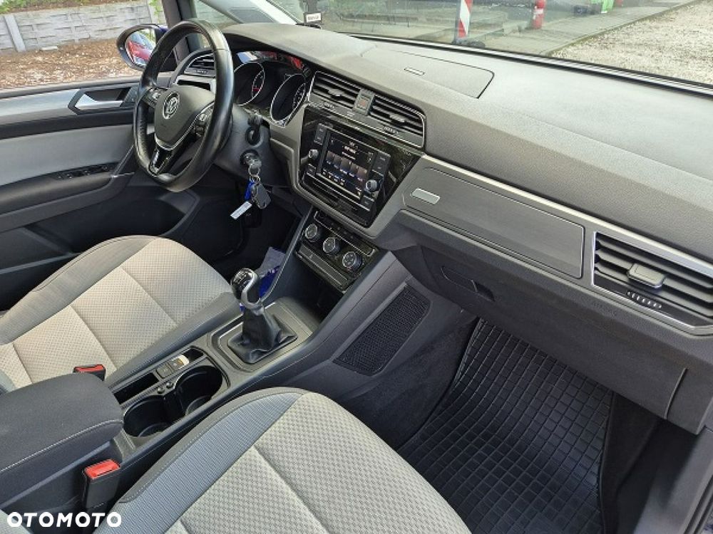 Volkswagen Touran - 17