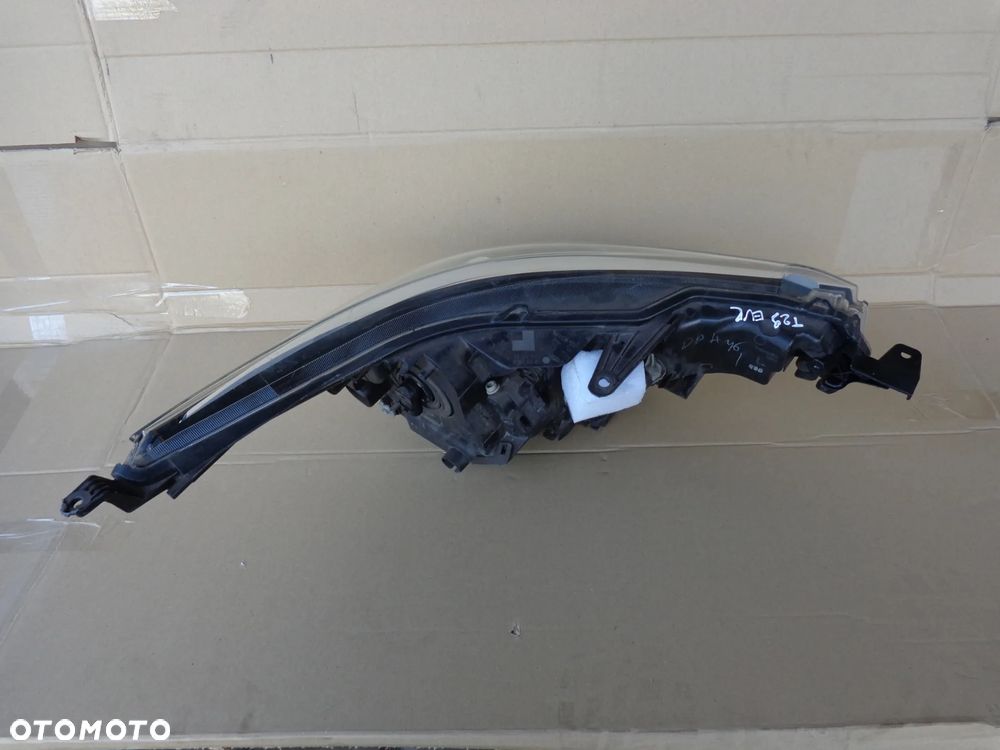 TOYOTA AVENSIS T27 lampa lewa przednia EUROPA - 4