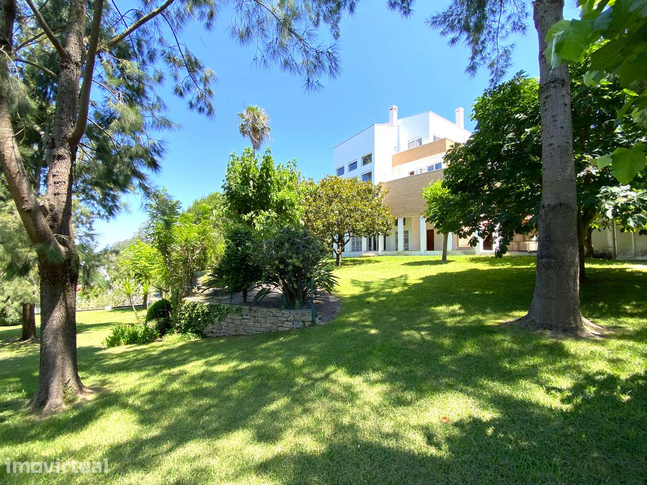 Moradia T5 com Jardim em Localização Privilegiada - Grande imagem: 3/51
