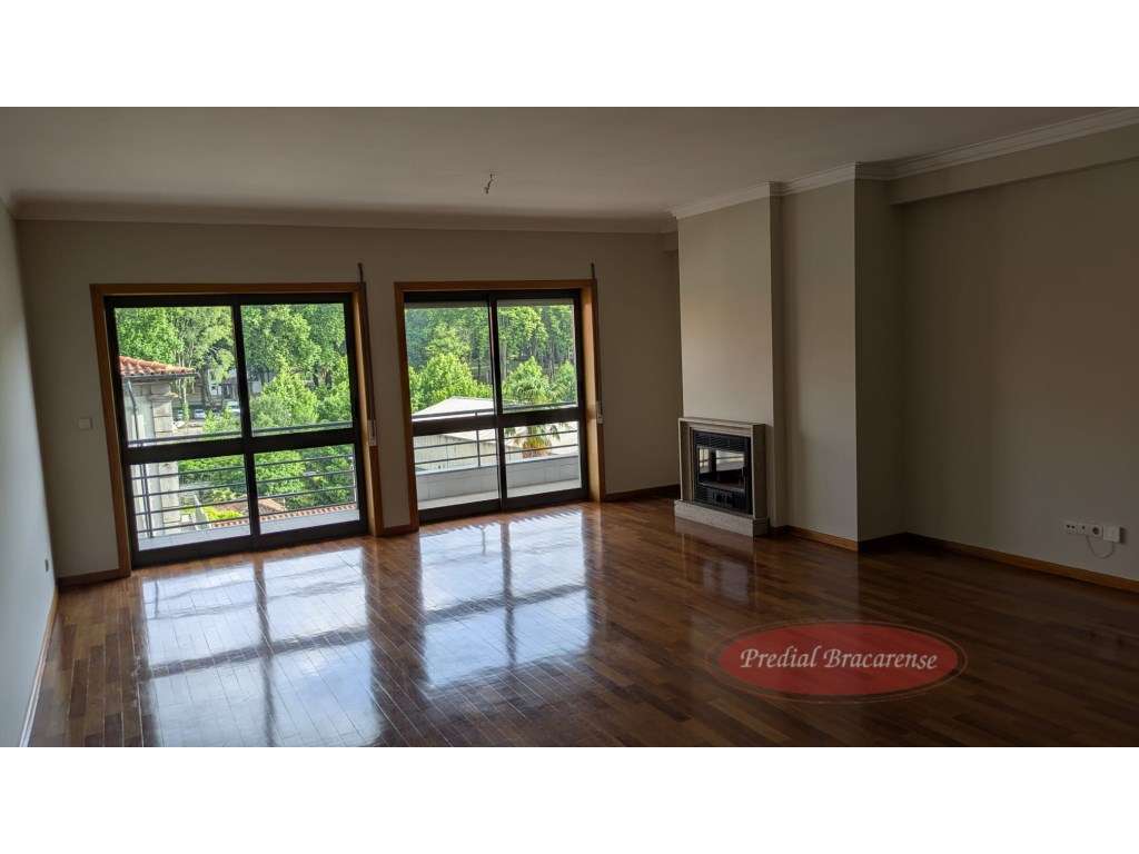 Excelente apartamento T3 com cozinha equipada, a 20 metros da Av. L... - Grande imagem: 4/28