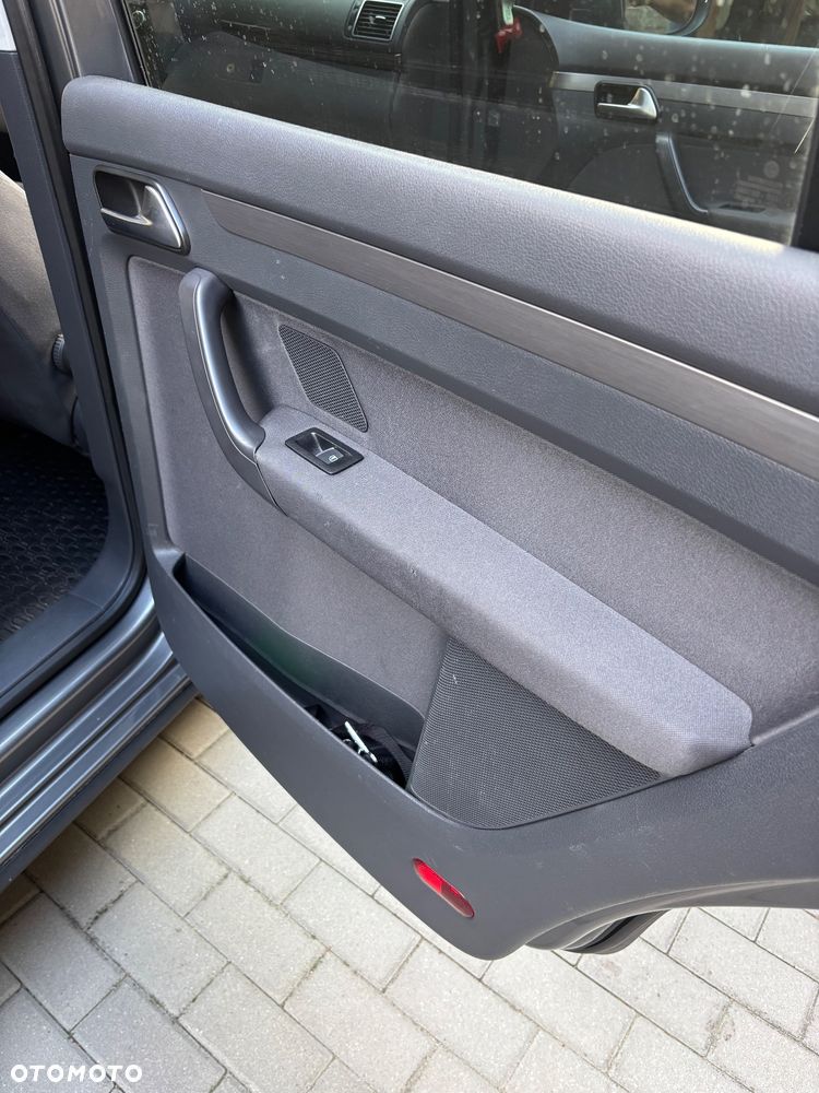 Volkswagen Touran 2.0 TDI DPF BlueMotion Technology Comfortline - 18