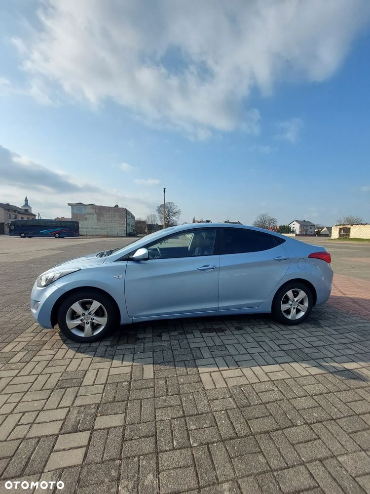 Hyundai Elantra 1.6 Classic + - 23